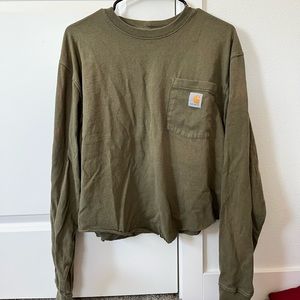 Thrifted army green camo cropped long sleeve carhartt shirt💚.